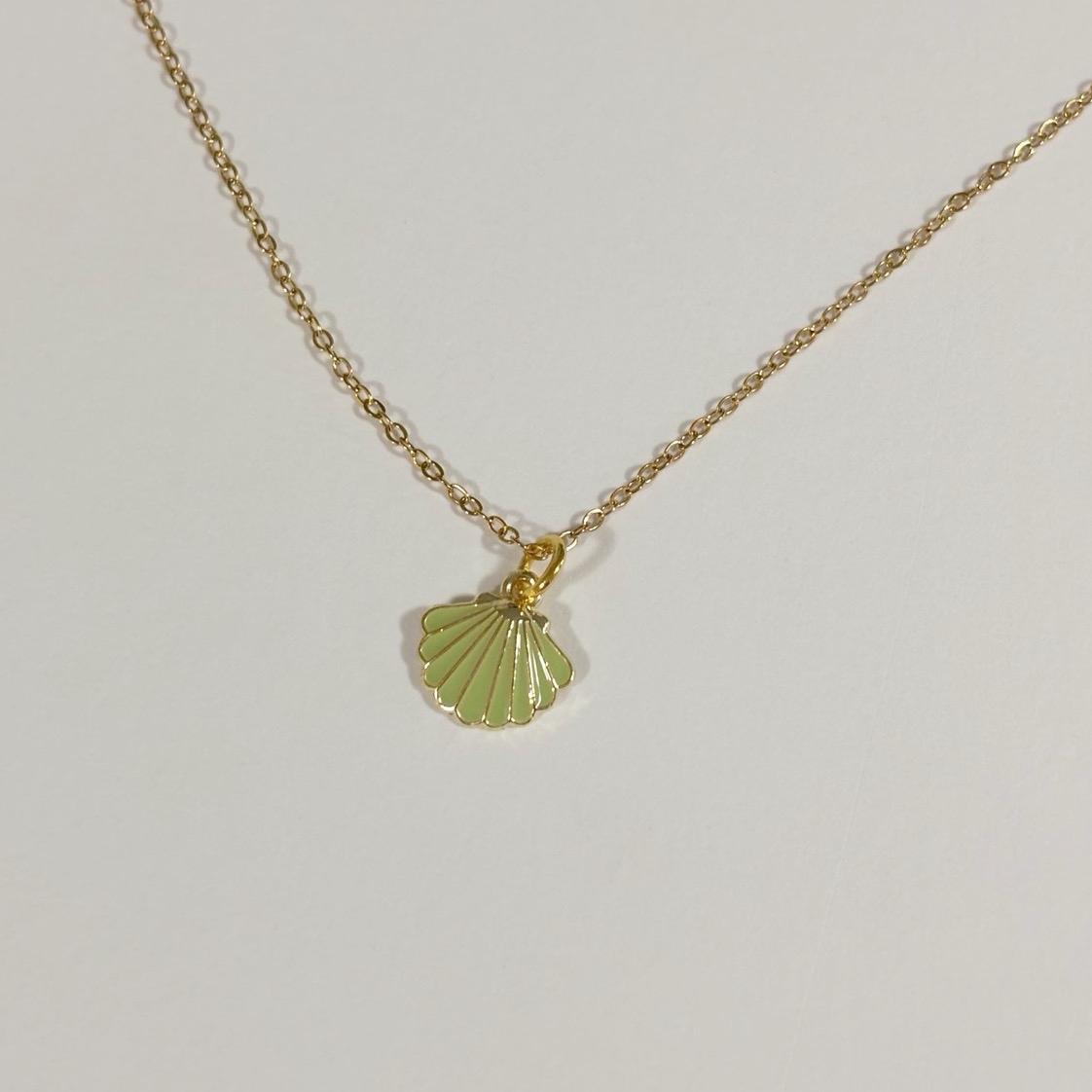 Small Seashell Necklace | 18k gold plated